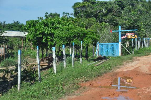 Sinal de vida (embora não houvesse ninguém por lá!) na BR-319, a rodovia que liga Manaus à Porto Velho